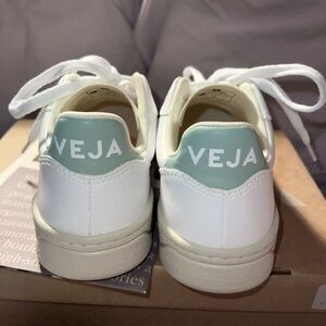 Veja V-10 Womens Sneakers White & Matcha Sz UK2/US4 NIB
